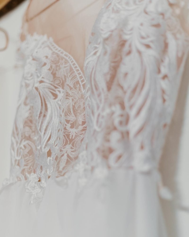 Cailyn - Off shoulder lace top with soft flowing skirt as well as 3m long veil with lace edging1